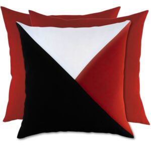 Poduszka w czerwono biało czarne trójkąty