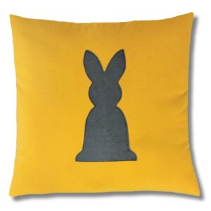 Poduszka z naszytym królikiem