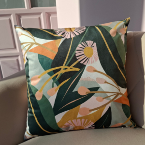 Poduszka dekoracyjna kwiatowy wzór pomarańcz szałwia ciemna zieleń Velvet 45cm na 45cm