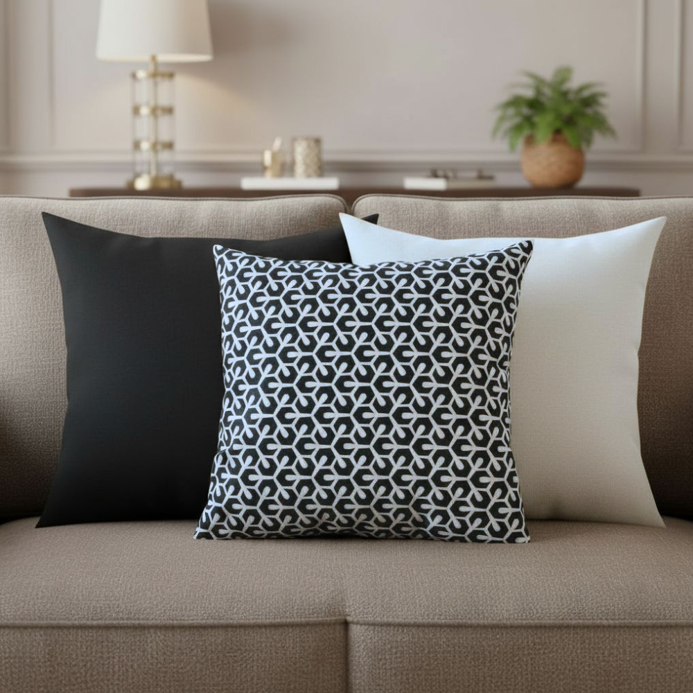 Poduszka dekoracyjna geometryczny wzór czarno biała Velvet 45cm na 45cm - obrazek 3